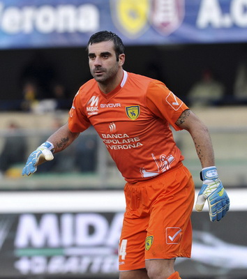 马卡：土耳其客平西班牙后更衣室发生盗窃事件，手表戒指丢失（马卡：土耳其客场战平西班牙后，客队更衣室遭盗，手表与戒指不翼而飞）