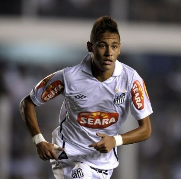 足协主席宋凯现身成都，徐正源、韦世豪、胡荷韬在酒店迎接（足协主席宋凯抵蓉，徐正源、韦世豪、胡荷韬酒店迎接）